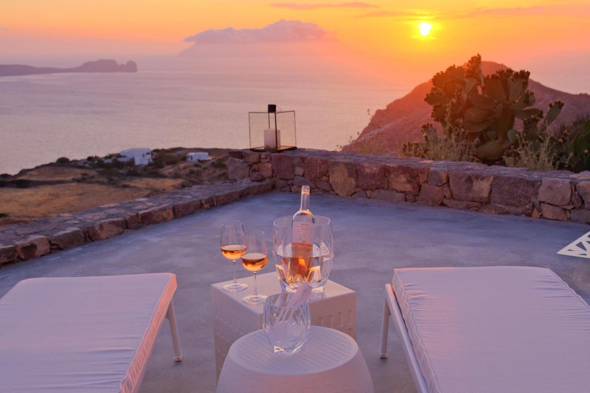 Odyssey Rock Milos Sunset Suites Plaka  Room photo