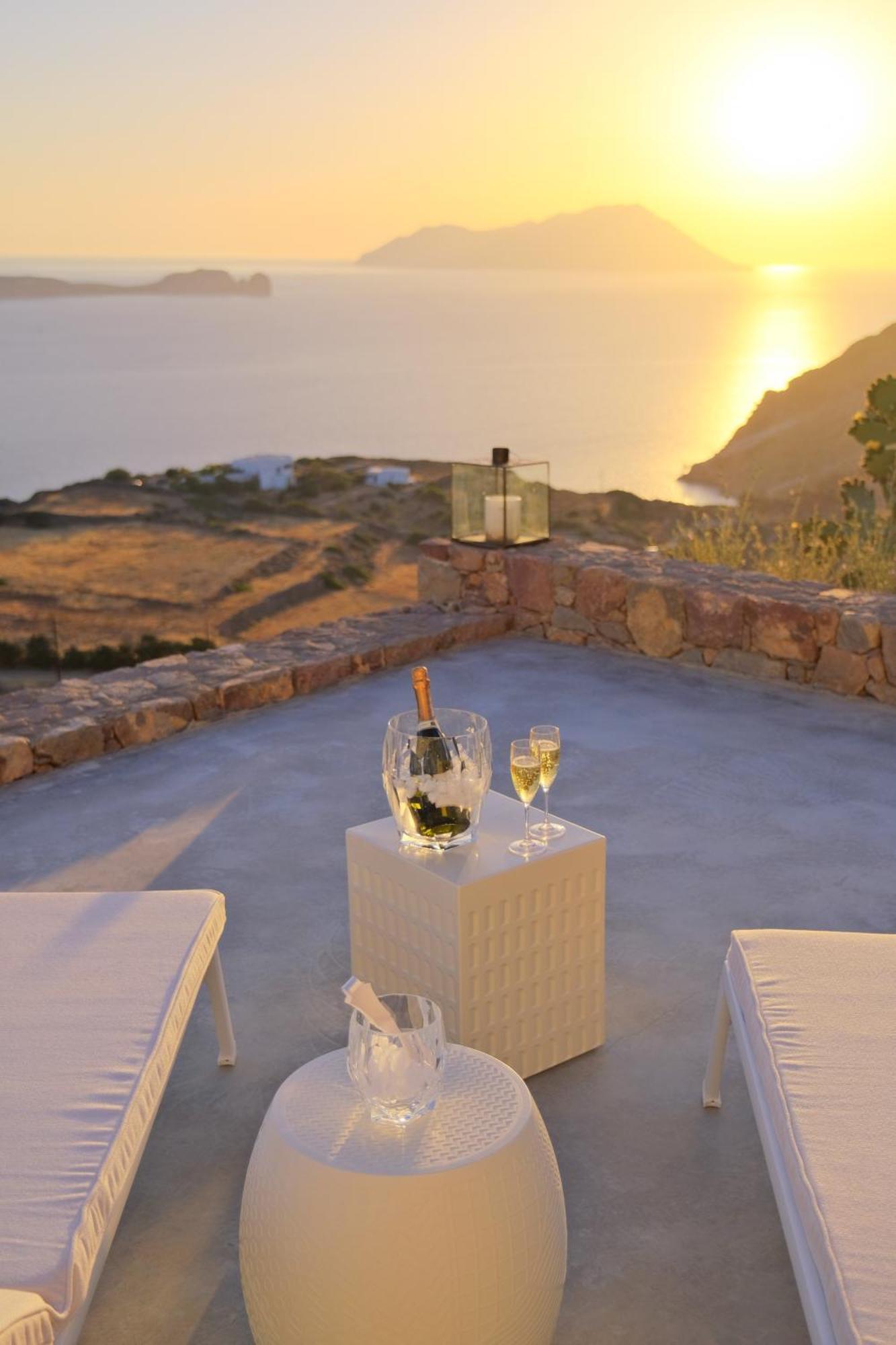 Odyssey Rock Milos Sunset Suites Plaka  Room photo