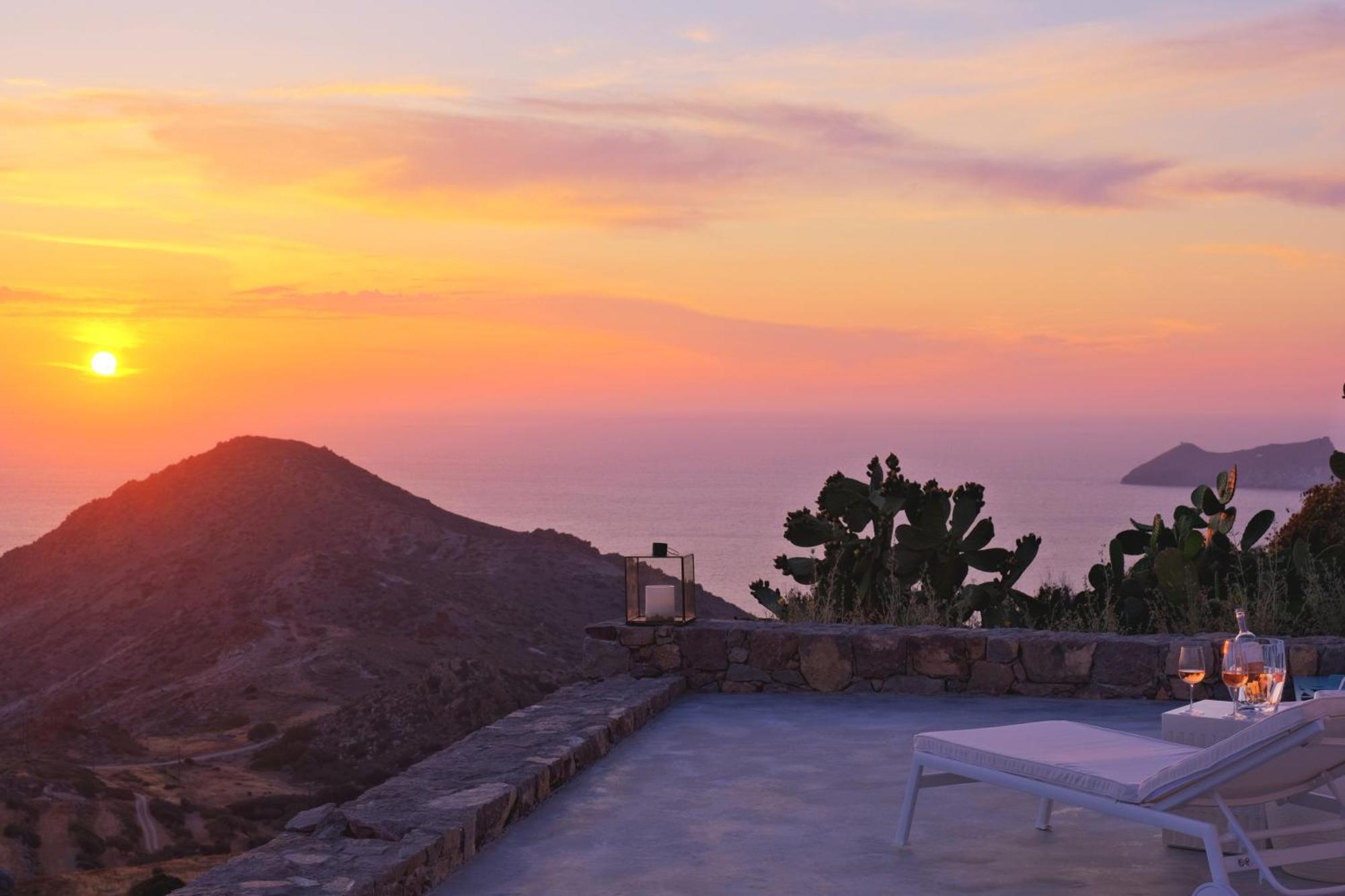 Odyssey Rock Milos Sunset Suites Plaka  Room photo